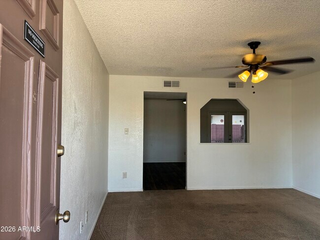Building Photo - 602 W Wickieup Ln