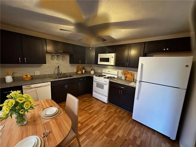 Foto del edificio - 205 Woodside Dr