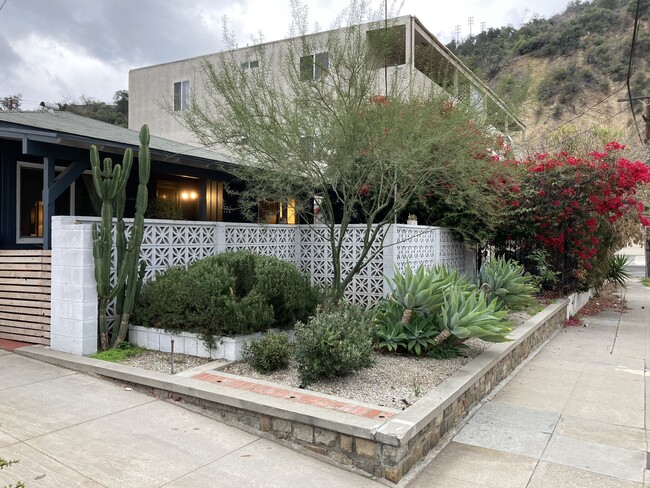 Building Photo - 415 S Ave 56