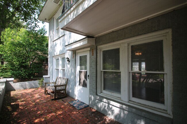 Foto del edificio - Charming 2/1 Downstairs Apartment Unit w/ ...