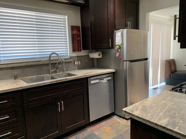 Foto del edificio - Charming 2 bedroom updated single family home
