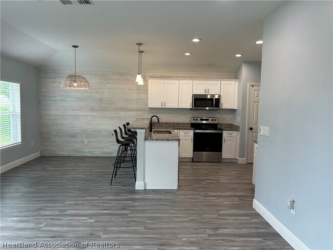 Building Photo - 424 Branbury Ave