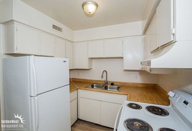 Foto del edificio - Cozy 1Bdm 1Ba Apartment with Pool Access in Central Las Vegas