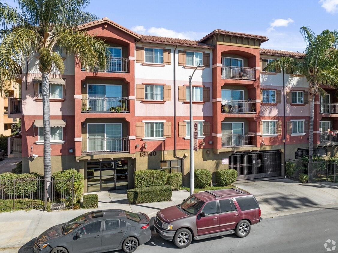 Dronfield Astoria Apartments in Sylmar, CA
