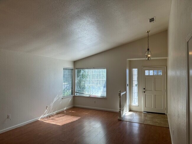 Building Photo - 3 Bedroom 2 Bathroom Modesto Home