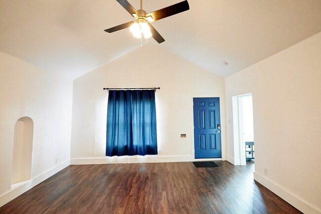 Foto del edificio - 1531 W Summit Ave.