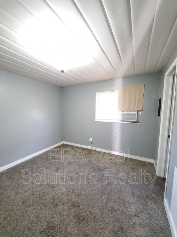 Foto del edificio - 1420 Rickenbacher St