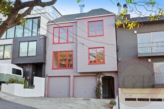 Building Photo - 450-452-452 Collingwood St