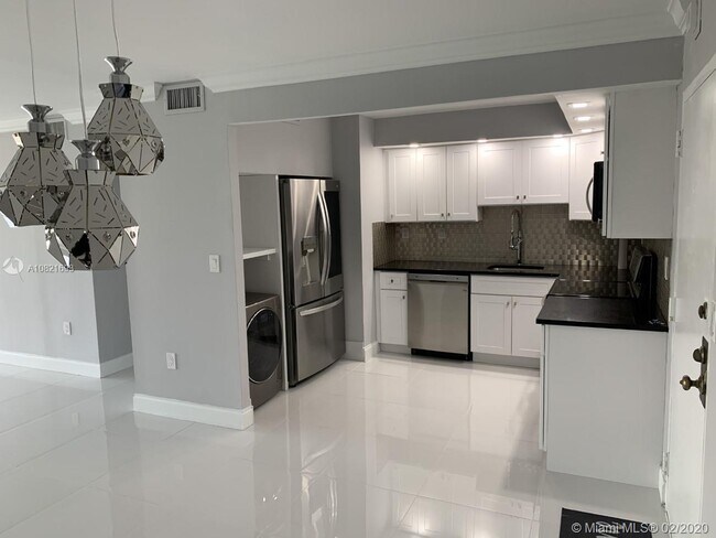 Building Photo - 1450 Brickell Bay Dr