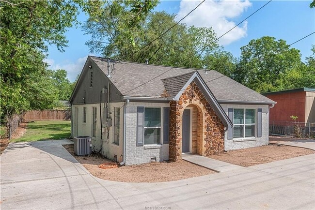 Building Photo - AUGUST PRE-LEASE!! Adorable 3/2 close to D...