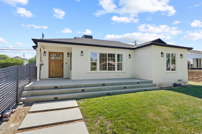 Building Photo - 6501 Hesperia Ave