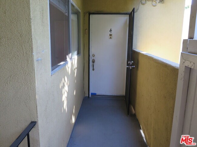 Foto del edificio - 12488 Gilmore Ave