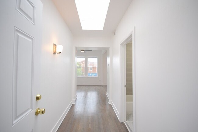 Foto del edificio - 3458 W Irving Park Rd