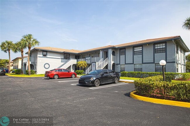 Foto del edificio - 10687 Royal Palm Blvd