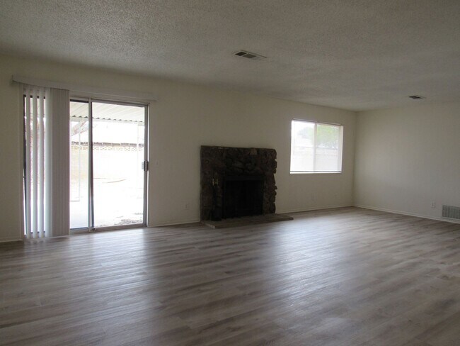 Building Photo - (APPLICATION PENDING) East Lancaster Home