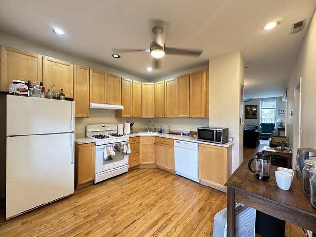 Foto del edificio - 1738 W Nelson St