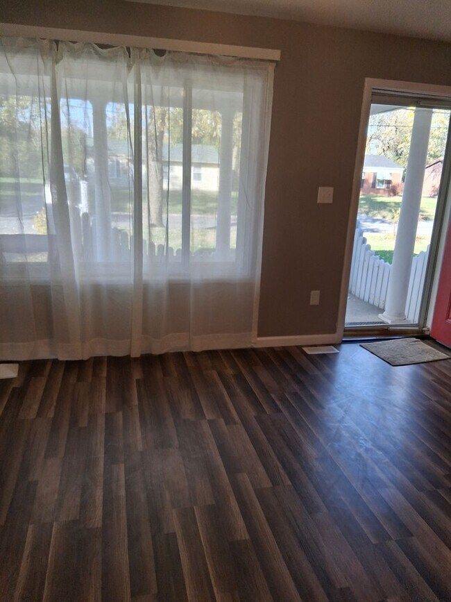 Foto del edificio - 5264 Whaley Dr