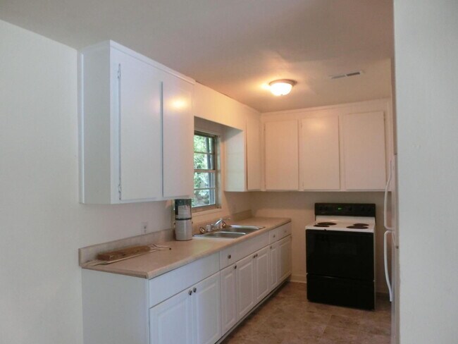Foto del edificio - Updated West Ashley Home, 10 minutes to Do...