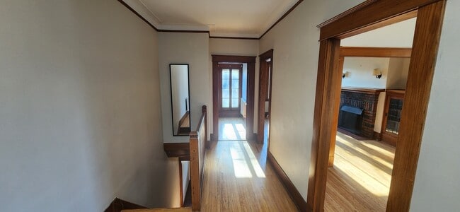 Building Photo - 4993 Av Connaught