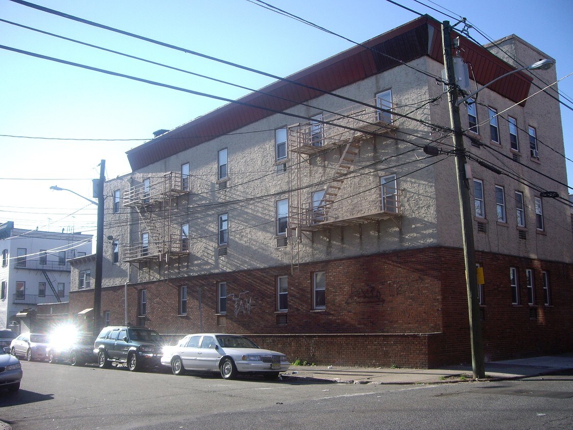 Building Photo - 19 Hopkins Ave