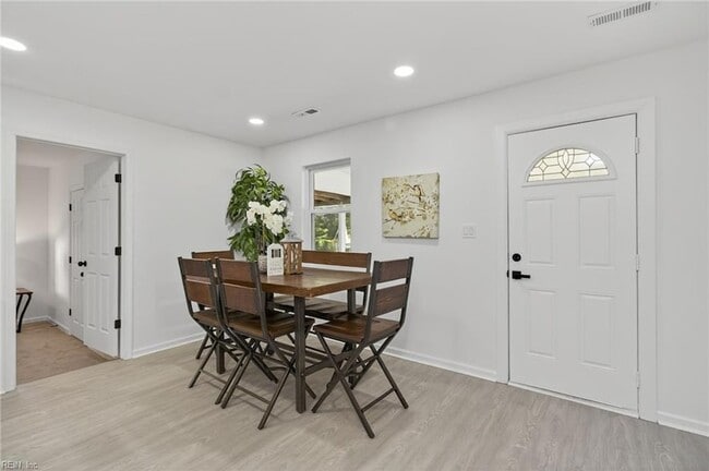 Building Photo - 13648 Track Ln