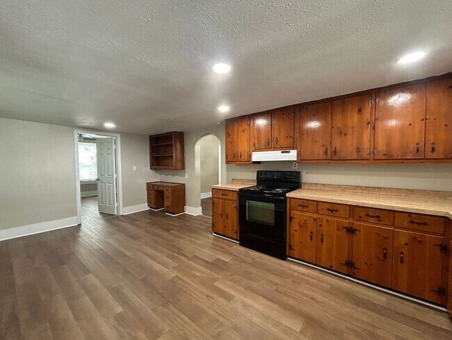 Building Photo - 920 Woodward Rd