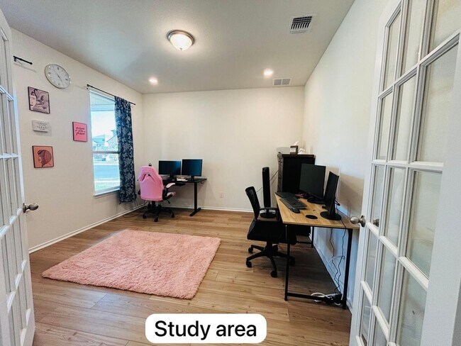 Foto del edificio - 4 Bed/3.5 Bath Single Family Home in Round...