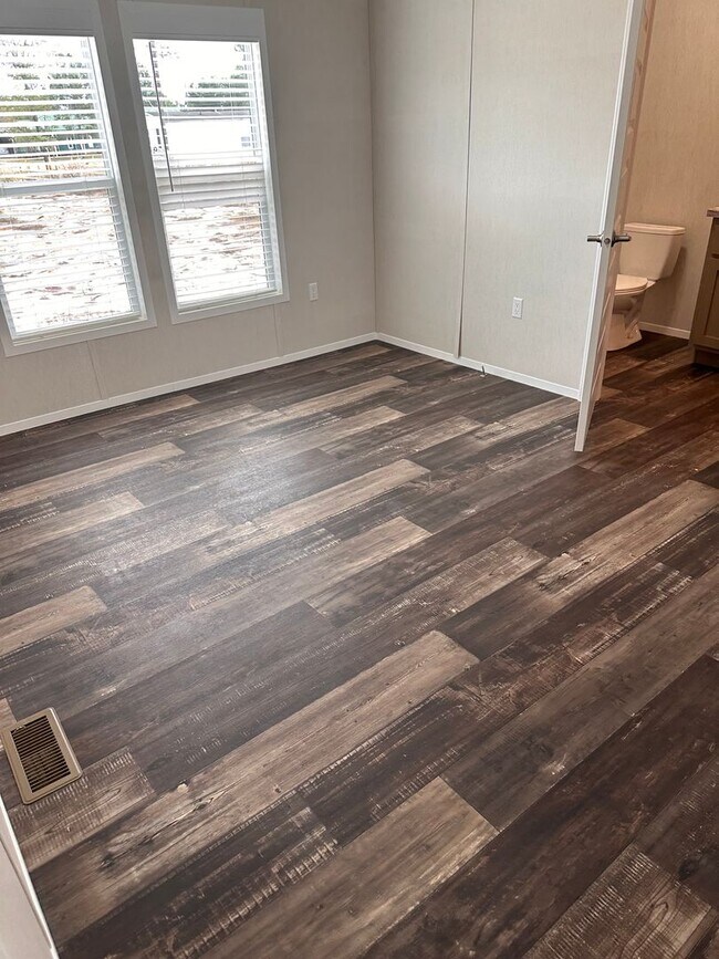 Foto del edificio - BRAND NEW-3 Bedroom / 2 Bath