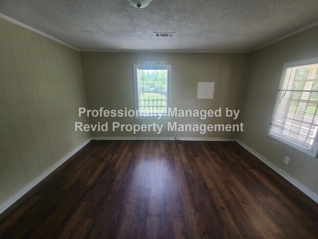 Building Photo - SECTION 8 ACCEPTED