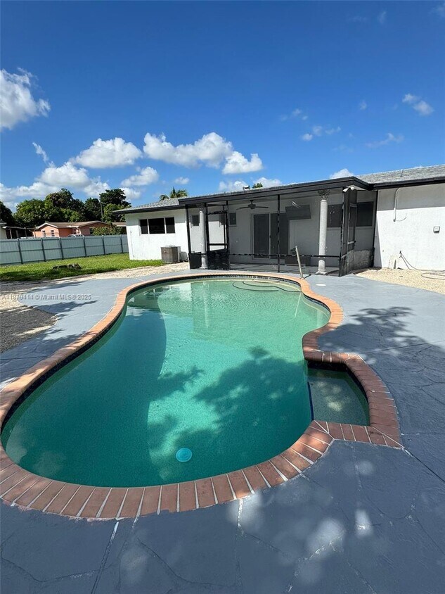 Foto principal - 19601 NW 5th Pl