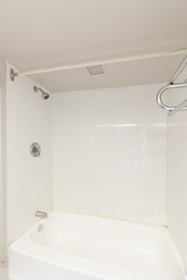 Building Photo - 1975 Maisonneuve Blvd W