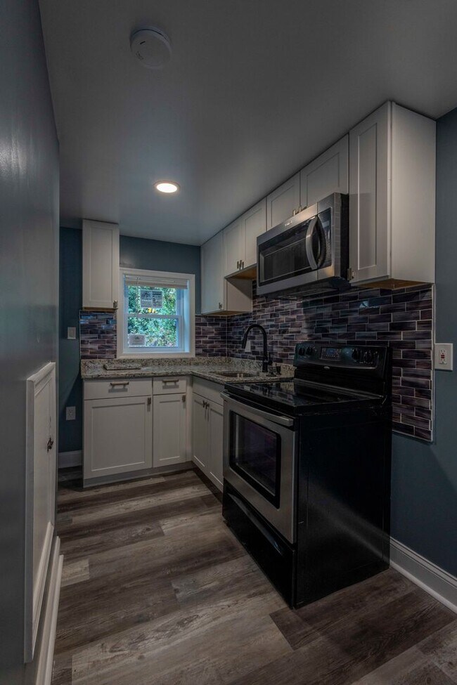 Building Photo - Charming 1Bed/1.5 Bath in Washington Villa...