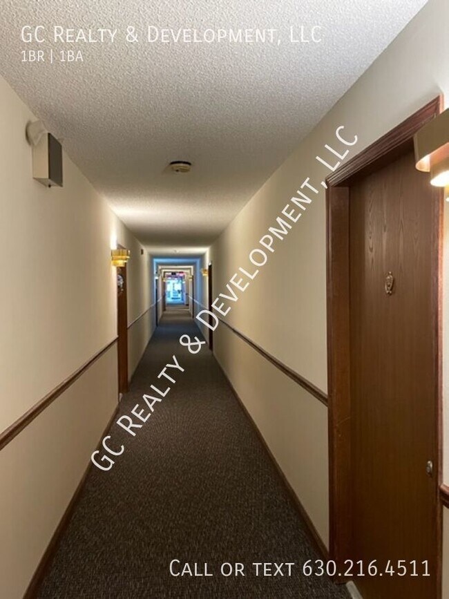 Foto del edificio - ***DOWNTOWN ELK GROVE VILLAGE - 1 BDRM CON...