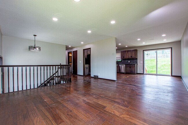 Foto del edificio - SPACIOUS 3 Bedroom / 2.5 Bath off 120th an...