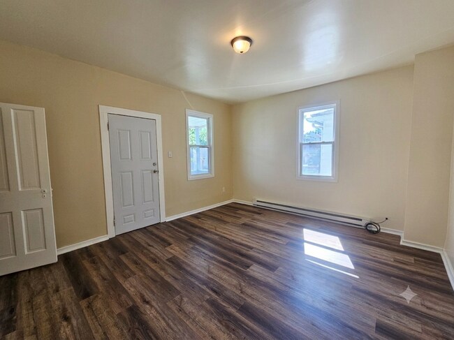 Foto del edificio - 327 E Locust St