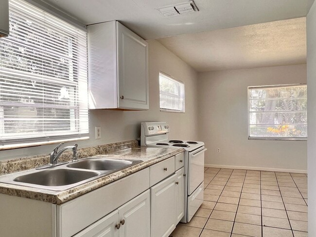 Building Photo - 329 7th St SW