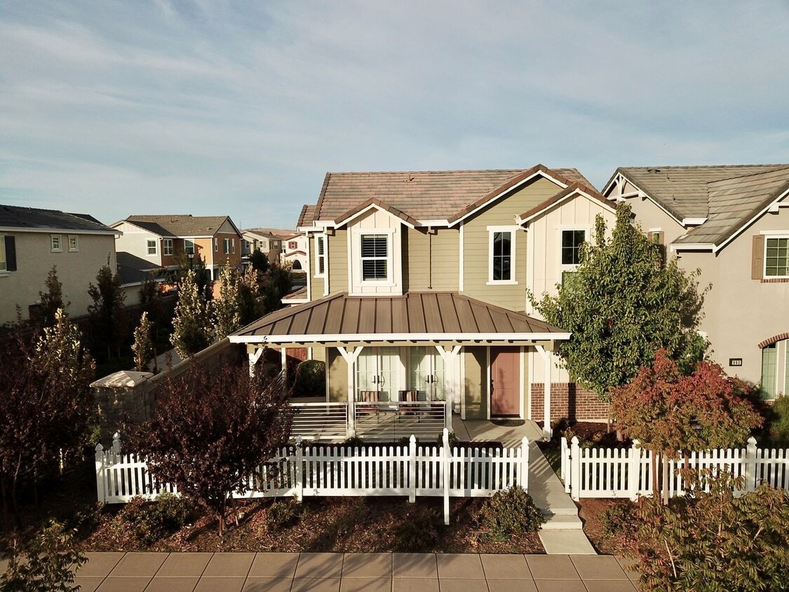 Beautiful Home across the street from High... House Rental in Tracy