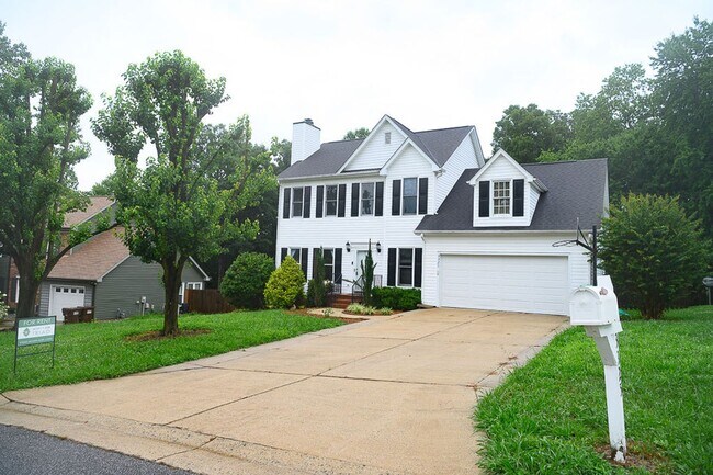 Foto del edificio - Wonderful and Spacious 3 bedroom home 2.5 bath in High Point with 2 car garage and large fenced-i...