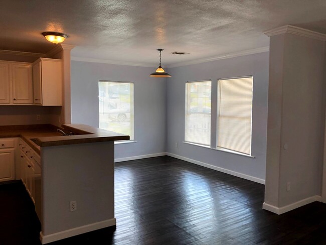 Building Photo - Room For Rent