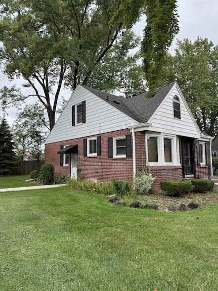 Building Photo - 1625 W Farnum Ave