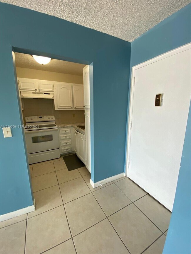 Foto del edificio - 6820 W Flagler St