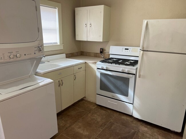 Building Photo - 232 1/2-230 1/2 Wilson Ave