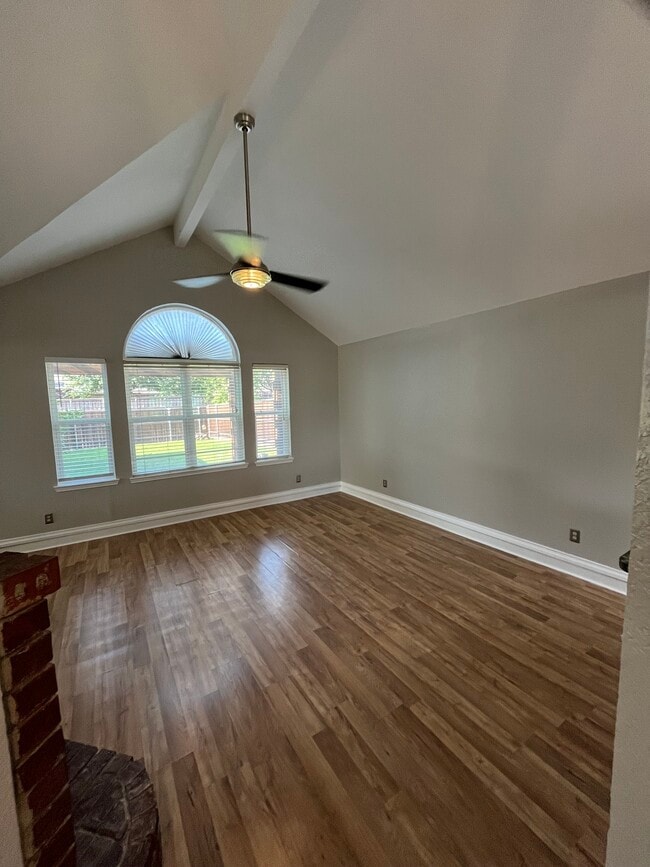 Building Photo - 913 Lake Bluff Dr