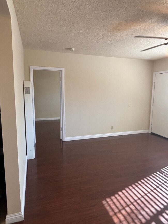 Foto del edificio - 1 Bedroom available now in East LA
