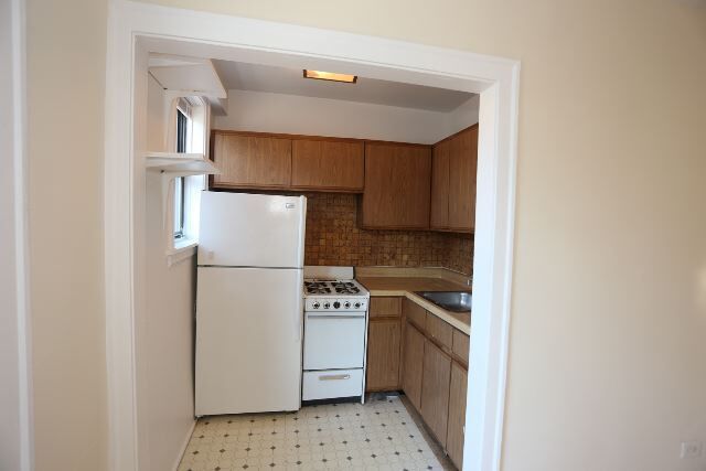 Building Photo - 629 W Belmont Ave