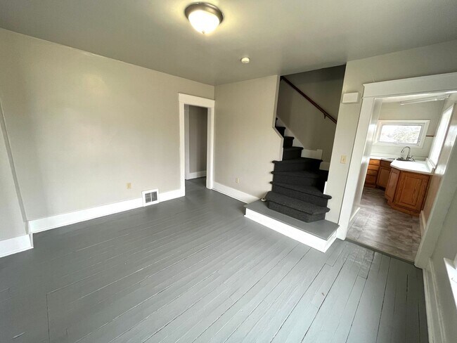 Foto del edificio - FIVE BEDROOM HOUSE !!. Just a four-minute ...