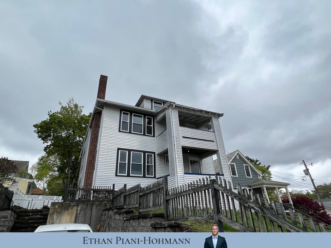 Foto principal - 666 Belmont St