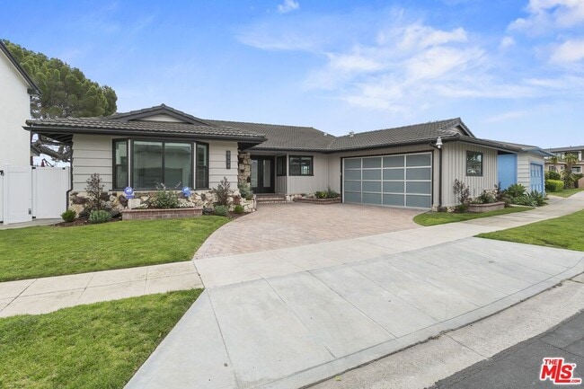 Building Photo - 4444 Don Felipe Dr