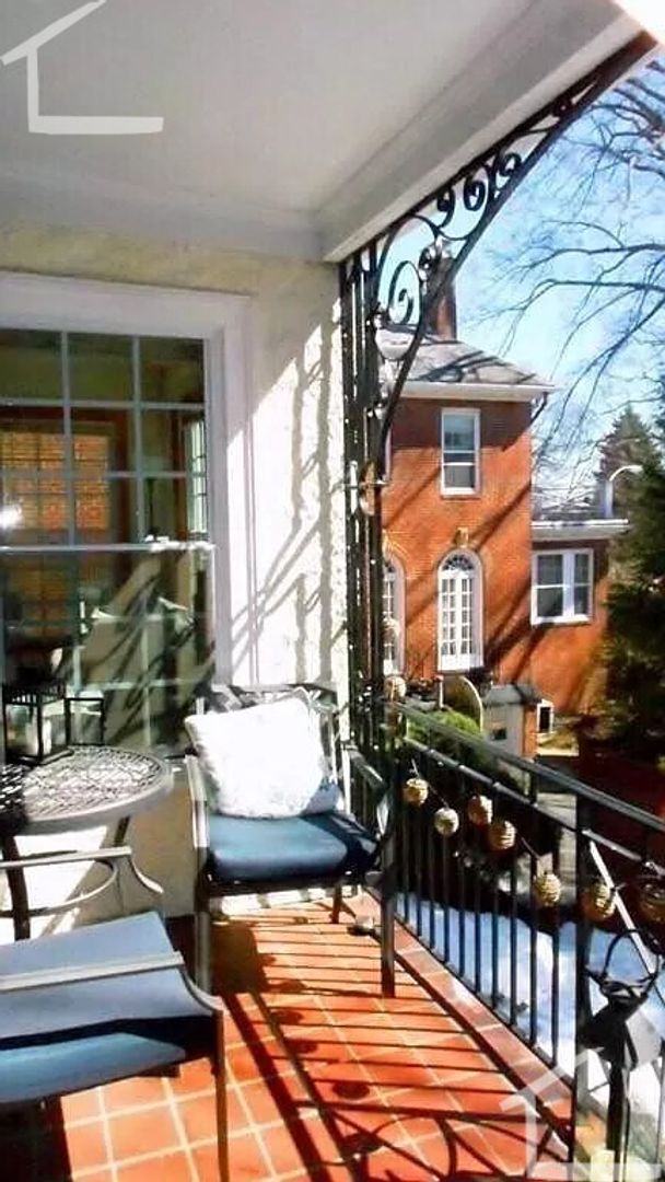 Foto del edificio - Charming Brookline Home