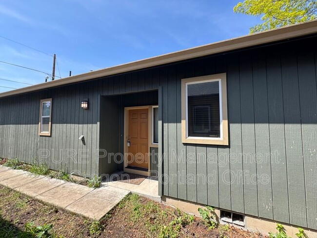 Building Photo - 10007 SE Amherst St